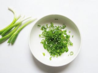 2、面条花式煎饼,葱切成小葱花