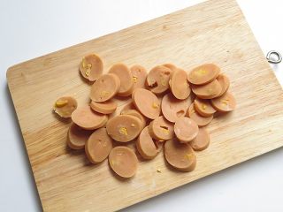 3、面条花式煎饼,火腿肠切片，家里只有玉米火腿肠了，先凑合下吧
