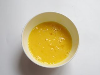 4、面条花式煎饼,鸡蛋打好调成鸡蛋液