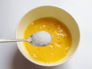 5、面条花式煎饼,加一勺盐接着打匀鸡蛋液