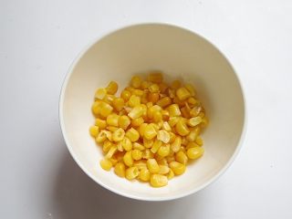 6、面条花式煎饼,玉米剥下来后用开水焯烫下捞出控水