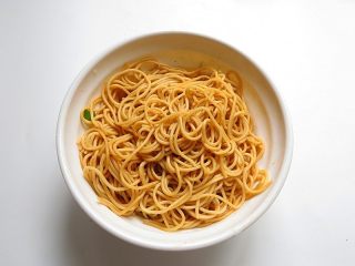 7、面条花式煎饼,面条想好吃的话可以加点生抽调拌，更入鲜味，不喜欢酱油味的可以不加