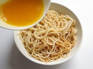 8、面条花式煎饼,鸡蛋液倒入面条里调拌均匀，也可以在里面撒点葱碎