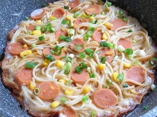 11、面条花式煎饼,在表面上撒些玉米粒和葱花，慢火煎，煎至饼底香脆即可关火