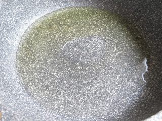 9、面条花式煎饼,平底锅烧热后注入油，要稍微多放一些油