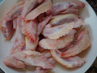 2、香辣鸡翅尖,洗干净后放入盘子