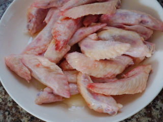 4、香辣鸡翅尖,少许花生油