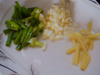 8、香辣鸡翅尖,适量的的葱花