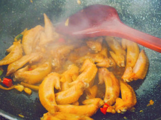 15、香辣鸡翅尖,大火翻炒3-5分钟