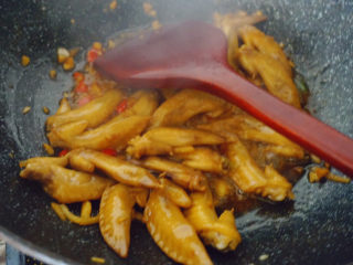 17、香辣鸡翅尖,翻炒等待收汁