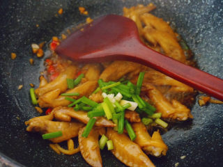 18、香辣鸡翅尖,加入葱花翻炒1分钟