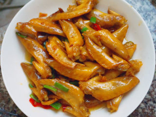 19、香辣鸡翅尖,倒入盘子里