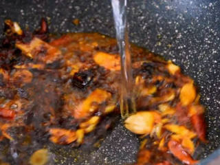 3、家常快手香辣虾 麻辣鲜香,加入少许清水，炒匀