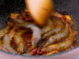 4、家常快手香辣虾 麻辣鲜香,加入基围虾，快速翻炒