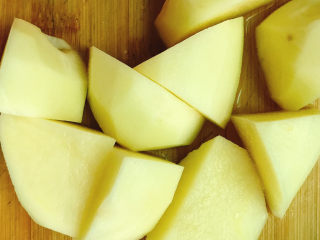 2、胡萝卜炖乌鸡汤,土豆切块