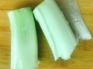 3、胡萝卜炖乌鸡汤,大葱切段