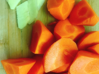 4、胡萝卜炖乌鸡汤,生姜切片、胡萝卜切块