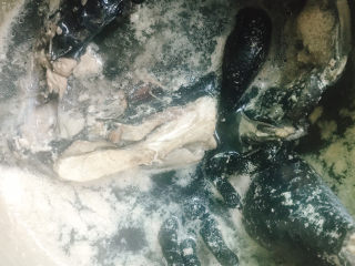 6、胡萝卜炖乌鸡汤,倒掉污水