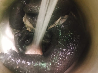 7、胡萝卜炖乌鸡汤,重新冲洗一下