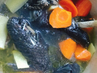 11、胡萝卜炖乌鸡汤,煲40分钟