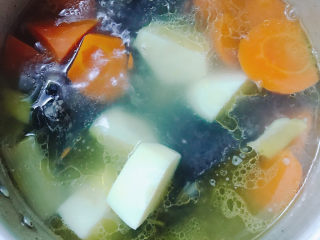 12、胡萝卜炖乌鸡汤,放入土豆块