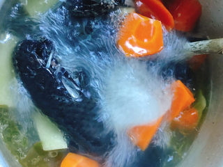 10、胡萝卜炖乌鸡汤,大火烧开转小火