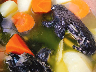 13、胡萝卜炖乌鸡汤,大火烧开装中小火煮20分钟