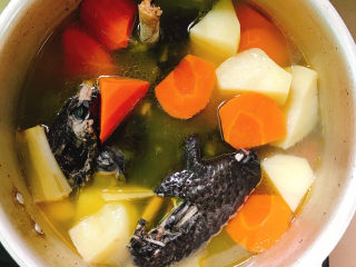 14、胡萝卜炖乌鸡汤,放盐