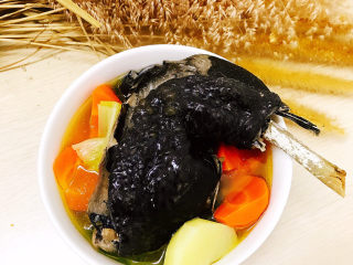 15、胡萝卜炖乌鸡汤,装入容器中