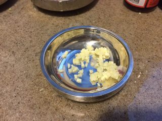 1、墨西哥风味牛肉沙拉,一瓣蒜去皮，切蒜末。