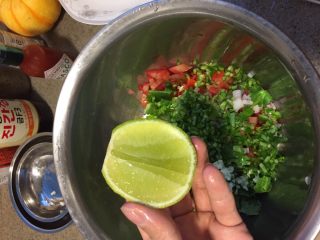 7、墨西哥风味牛肉沙拉,切一片柠檬，挤入5g柠檬汁。