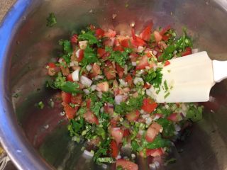 11、墨西哥风味牛肉沙拉,所有材料搅拌均匀。