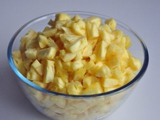 1、凤梨酥,买了4个菠萝，有大有小，去皮后切块，刚好1800克。