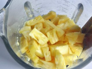 2、凤梨酥,分批放入破壁机中，由于破壁机打的实在是太细腻，我想要保留更多的果肉纤维，所以，我只打了几秒，这个感觉自己掌握，家里有料理机的话，用料理机处理