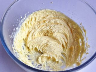 11、凤梨酥,打发至黄油体积膨大，有清晰纹路。