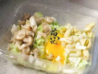 4、葱说 | 自由关西风大阪烧,其他蔬菜也切碎，加入鸡蛋，和冰过的面粉一起混合。