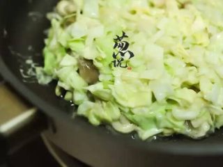 7、葱说 | 自由关西风大阪烧,将混合好的蔬菜倒入，用锅铲整形成直径16cm，厚度为2cm左右的圆形。