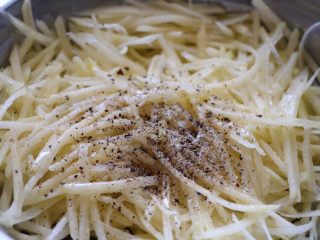 2、黑胡椒香肠烤土豆丝, 加入盐，黑胡椒，食用油 。