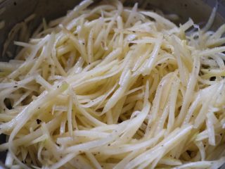 3、黑胡椒香肠烤土豆丝,搅拌均匀，腌制5分钟。