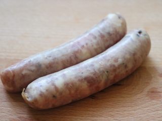 4、黑胡椒香肠烤土豆丝,取2根香肠。