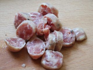 5、黑胡椒香肠烤土豆丝,将香肠切成小块。