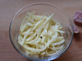 8、黑胡椒香肠烤土豆丝,再铺上一层土豆丝。