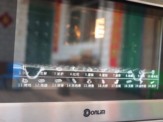 9、黑胡椒香肠烤土豆丝, 烤箱预热180度。