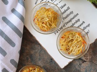 12、黑胡椒香肠烤土豆丝,用勺子舀一勺，上层土豆脆脆的， 下层土豆软软的，搭配美味的香肠，双重口感，让人爱不释口哦！