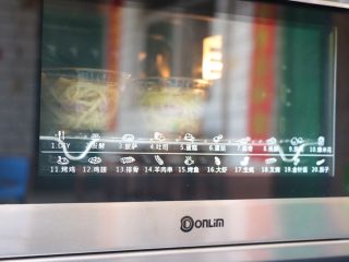 10、黑胡椒香肠烤土豆丝,180度，烤40分钟，前35分钟建议盖锡纸，最后5分钟去掉锡纸稍微上色。