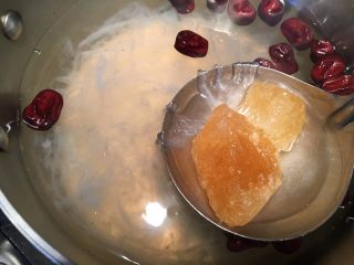 11、燕窝汤,加入4块中等大块岩糖。你可以关掉热量，让糖慢慢溶解