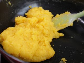 6、奶黄水晶饼  ,倒入奶黄面糊 转小火不停炒至成团即可