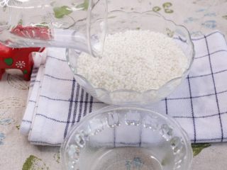 8、奶黄水晶饼  ,西米放100克清水拌匀吸饱水分