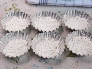 9、奶黄水晶饼  ,模具底部抹层食用油，铺层西米