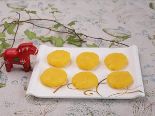 10、奶黄水晶饼  ,奶黄馅压成小饼状